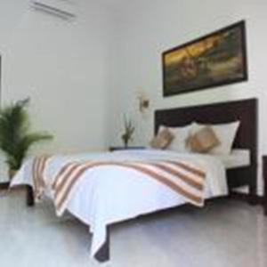 吉利特拉旺安瑞赛尔民宿的一间卧室配有带白色床单和枕头的床。