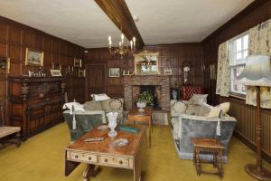斯托马基特豪莱乡村民宿的客厅配有家具和壁炉