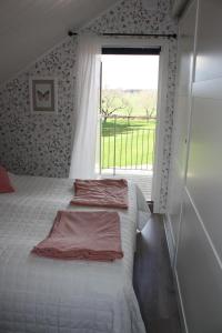 UgglumNolgårdens Turistboende的一间卧室设有一张床和一个大窗户