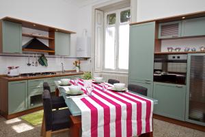 Cadegliano ViconagoVilla Farinelli的厨房配有一张带红白条纹桌布的桌子