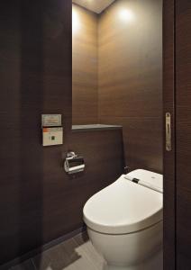 东京格兰贝尔酒店的浴室设有白色的卫生间和镜子