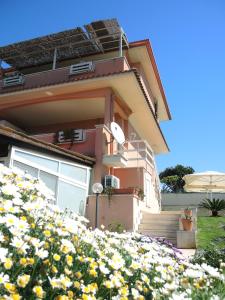 安齐奥乐宁非住宿加早餐旅馆的前面有一束鲜花的房子