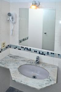 蒙得维的亚希斯潘诺酒店的浴室的柜台设有水槽和镜子