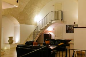 马泰拉德尔卡萨尔诺沃住宅酒店的带沙发的客厅和螺旋楼梯