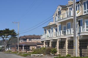 半月湾The Oceanfront Hotel on MiramarBeach HMB的街道边的一排房子