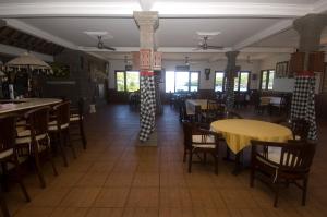 八丹拜普里清莱酒店的餐厅内带桌椅的用餐室