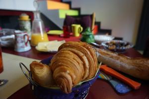 巴黎拉美苏鲁吉酒店的桌上的蓝色碗里放着一根面包