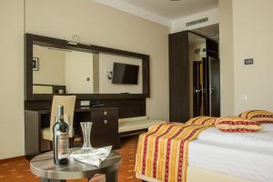 图尔达Salis Hotel & Medical Spa的酒店客房配有床、桌子和镜子