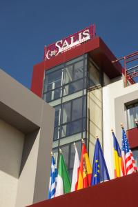 图尔达Salis Hotel & Medical Spa的前面有旗帜的建筑