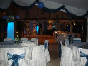 伊基托斯伊基托斯索尔德东方酒店的一间设有白色桌椅和蓝色弓形的房间
