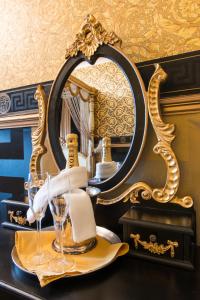 兰鲁斯特梅南修道院酒店的一张带镜子的桌子和一个带酒杯的盘子