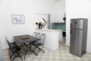 卡尔热斯艾阿丽威图公寓酒店的一间带桌子和冰箱的小厨房