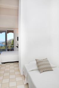 卡尔热斯艾阿丽威图公寓酒店的一间白色卧室,配有床和阳台