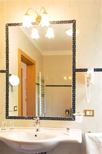 拉伊韦斯罗特旺德酒店的一间带水槽和大镜子的浴室