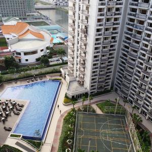 马尼拉Solemare Parksuites Condominium - Condo R Us的城市高楼泳池的顶部景观