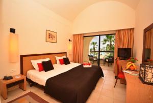 米多恩杰尔巴圣提多海滩酒店的酒店客房,配有床和电视