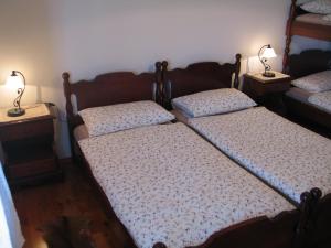 科巴里德Tourist Farm Žvanč的卧室内的两张床,配有两张台灯。