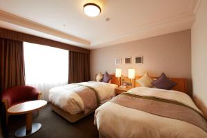 八王子市八王子京王广场酒店的酒店客房设有两张床和窗户。