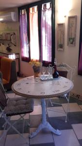 UsiniL'Antica Cantina的一张桌子,带两杯,一瓶和两把椅子
