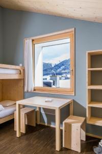 塞德龙塞德鲁恩斯皮纳茨扎新星旅舍的小房间设有桌子和窗户