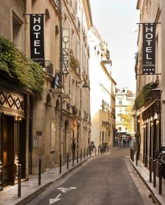巴黎雷斯当斯艺术酒店的城市中一条空荡荡的街道,有建筑
