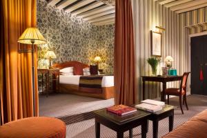 巴黎雷斯当斯艺术酒店的配有一张床和一张书桌的酒店客房