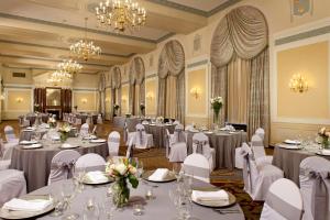 查尔斯顿弗朗西斯马里恩酒店的宴会厅配有桌椅和吊灯