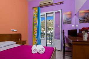 阿齐亚马利那伊拉芙特瑞拉酒店的一间卧室配有一张床和一张带毛巾的书桌