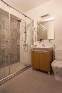 斯科普里城市公园酒店的一间带水槽、淋浴和卫生间的浴室