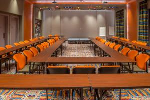 伯格斯堡Peermont Metcourt - Thaba Moshate的大型会议室,配有桌椅