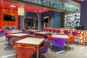 伯格斯堡Peermont Metcourt - Thaba Moshate的一间带桌椅的餐厅和一间酒吧