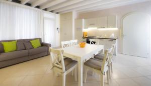 马内尔巴Corte Elvira的厨房以及带白色桌椅的起居室。