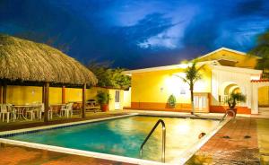棕榈滩椰子酒店的房屋前的游泳池