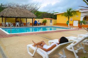 棕榈滩椰子酒店的躺在游泳池旁椅子上的女人