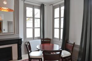 圣艾尼昂Maison du chatelain的一间带桌椅和窗户的用餐室