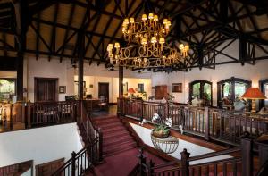 巴利托Zimbali Lodge by Dream Resorts的一座带吊灯和大堂的大型建筑