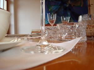 伊诺弗罗茨瓦夫威拉维多利亚旅馆的桌子上带眼镜和餐巾的桌子