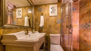 马尔马里斯Kahveci Alibey Luxury Concept的一间带水槽、淋浴和卫生间的浴室