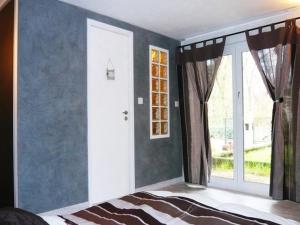 安热尔桑新月住宿加早餐酒店的一间卧室设有蓝色的墙壁和一张带窗户的床
