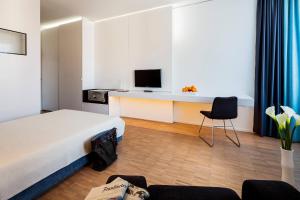 多森海姆米多里 - 绿色宾馆的酒店客房设有一张床和一张带电视的书桌。