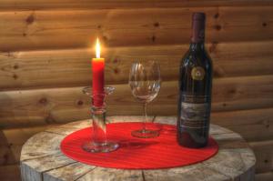 Karlsten拉普兰/瑞典溪流小屋的蜡烛、一瓶葡萄酒和一杯