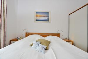朱列斯拉赫Ferienwohnung Strandkorb的一张带两个枕头的大白色床