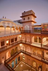 新德里Haveli Dharampura - UNESCO awarded Boutique Heritage Hotel的一座带阳台的大建筑
