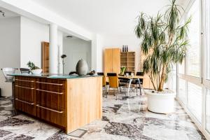 莱茵河畔威尔Dreamapartment La Vigna Suite mit eigenem Indoorpool & Sauna - Weil am Rhein的客厅配有桌子和盆栽植物