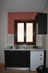 欧拉努波利斯Pansion Fani的厨房设有水槽和窗户。