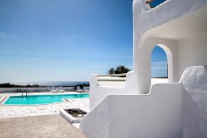 阿克罗蒂里The Fisherman's House Santorini的白色别墅 - 带游泳池和蓝天