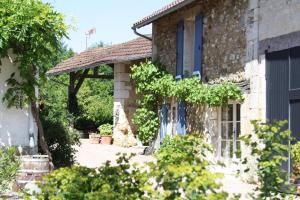 VillarsLa Verte Dordogne的一座带凉亭的古老石屋