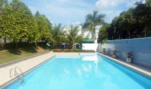 古鲁皮Via Norte Hotel的院子里的大型蓝色游泳池