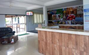 古鲁皮Via Norte Hotel的一间带木台和酒吧的厨房
