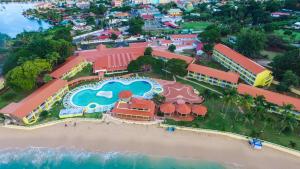 洛尼湾村Starfish St Lucia - All Inclusive的海滩上的度假村的空中景致